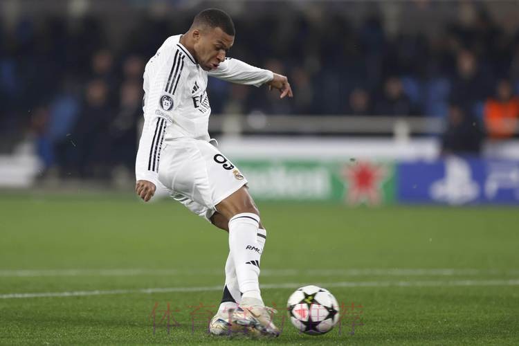 西媒:莱万21年有离队想法首先询问皇马 但遭后者拒绝 西媒:莱万21年有离队想法首先询问皇马 但遭后者拒绝